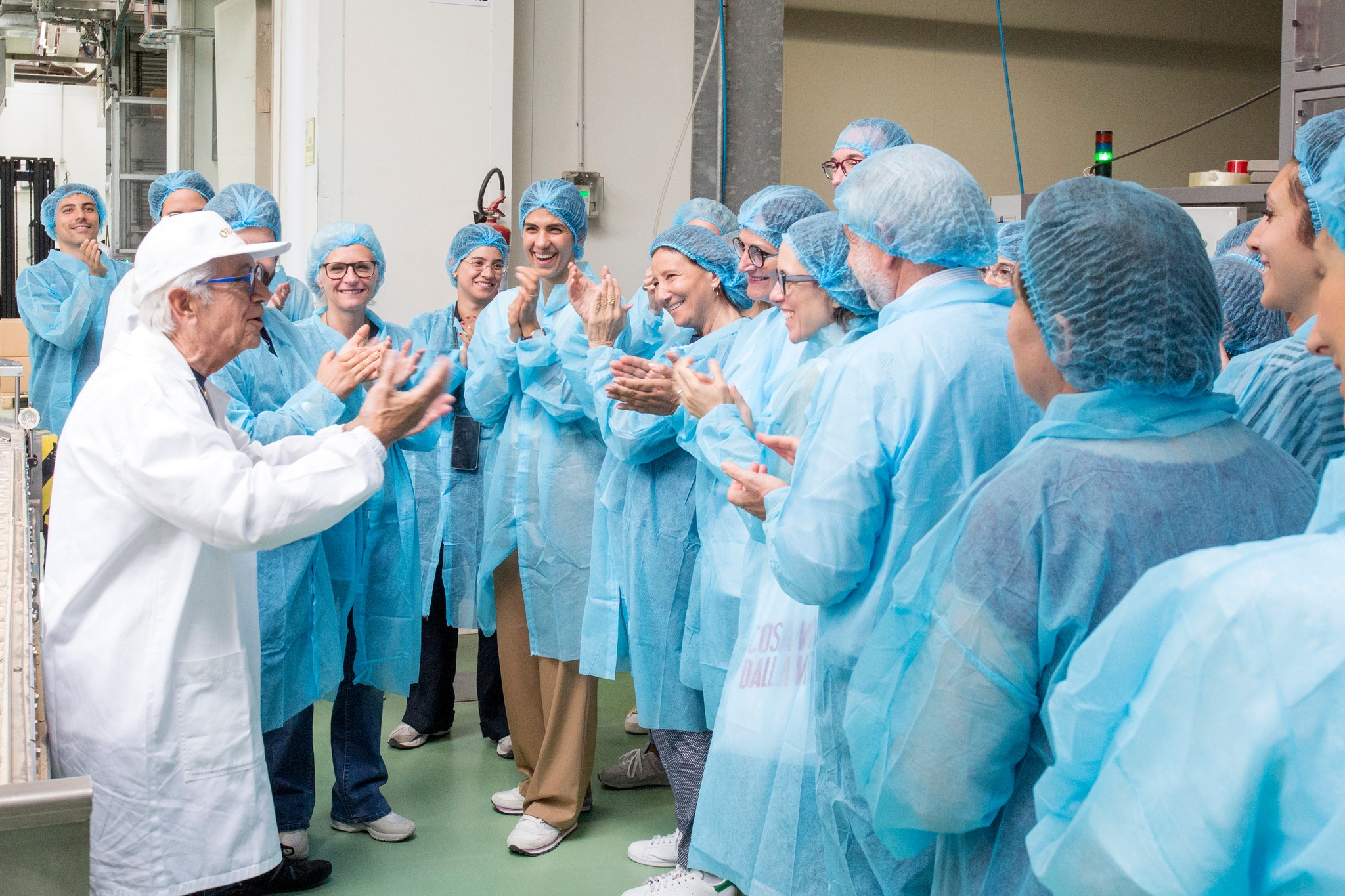 Partecipanti al Seminario Museimpresa 2023 in visita allo stabilimento Oropan con Vito Forti